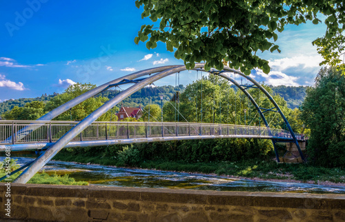 Brücke über die Weser in der alten Rattenfängerstadt Hameln in Niedersachsen am Tag aufgenommen.