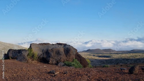 Roca con vista al llano de Ucanca y nubes al fondo