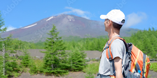 富士山山頂を眺める登山男性　