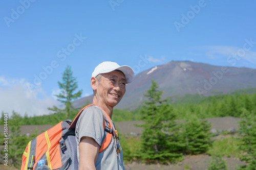 日本百名山 富士山背景 登山男性