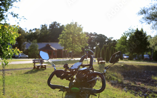 Kierownica wielopoziomowa roweru na polnej drodze wału wzdłóż jeziora pod słońce.
