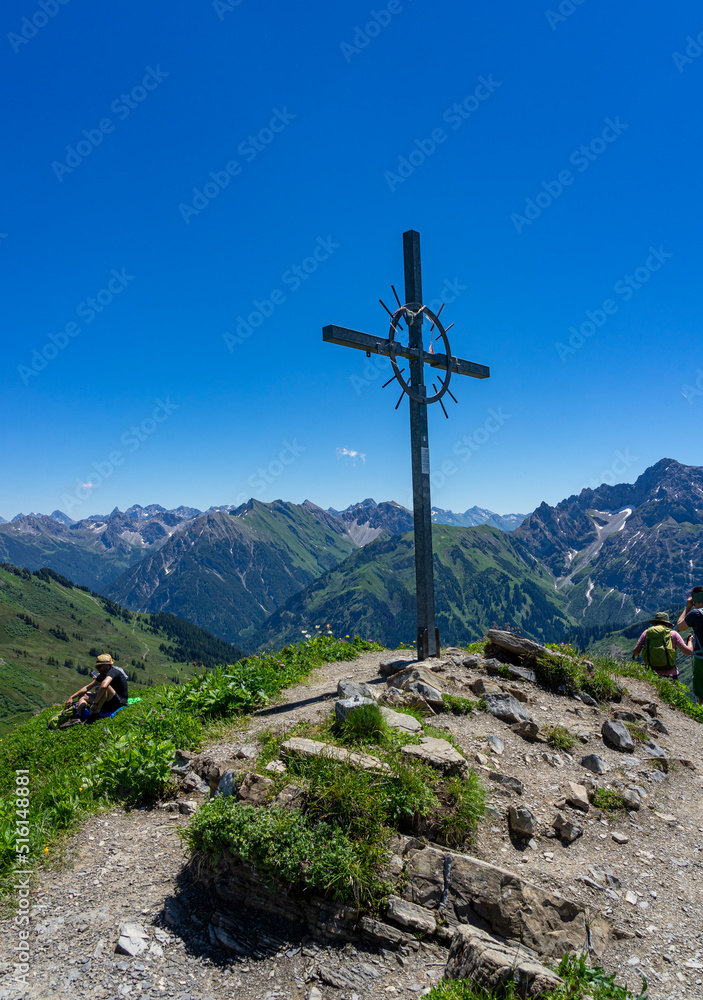 Urlaub im Kleinwalsertal, Österreich: Wanderung in der Nähe von Baad zum Gipfelkreuz des Grünhorn