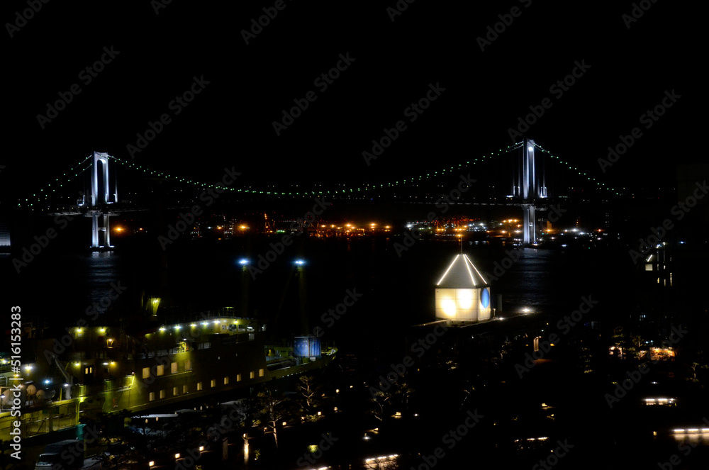 Obraz premium 夜の港とレインボーブリッジ