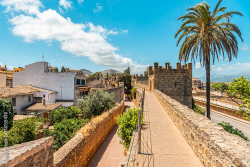 Obraz na płótnie Walls of the Porta del Moll fortress in the old town of Alcudia, Mallorca island w salonie