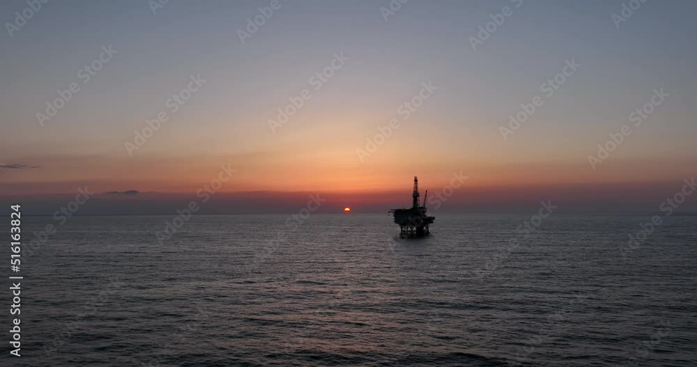 空撮 - 夕焼けの海と石油ガスプラットフォーム ドリーイン 空撮 - 夕焼けの海と石油ガスプラットフォーム ドリーイン