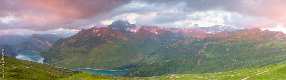 Lac de Roselend au coucher du soleil en France Lac de Roselend au coucher du soleil en France