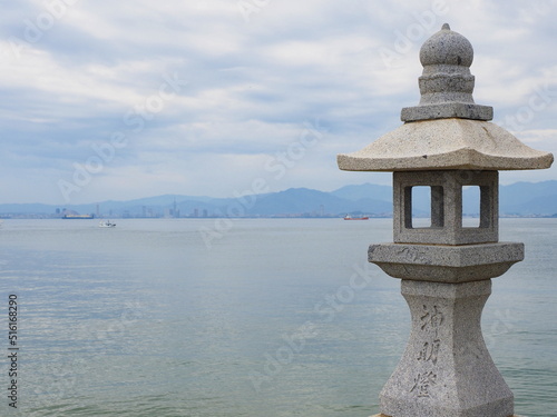 志賀島の灯篭と美しい海の写真