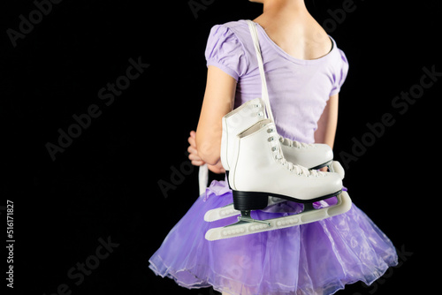 スケート靴を持つ少女 フィギュアスケーター フィギュアスケート