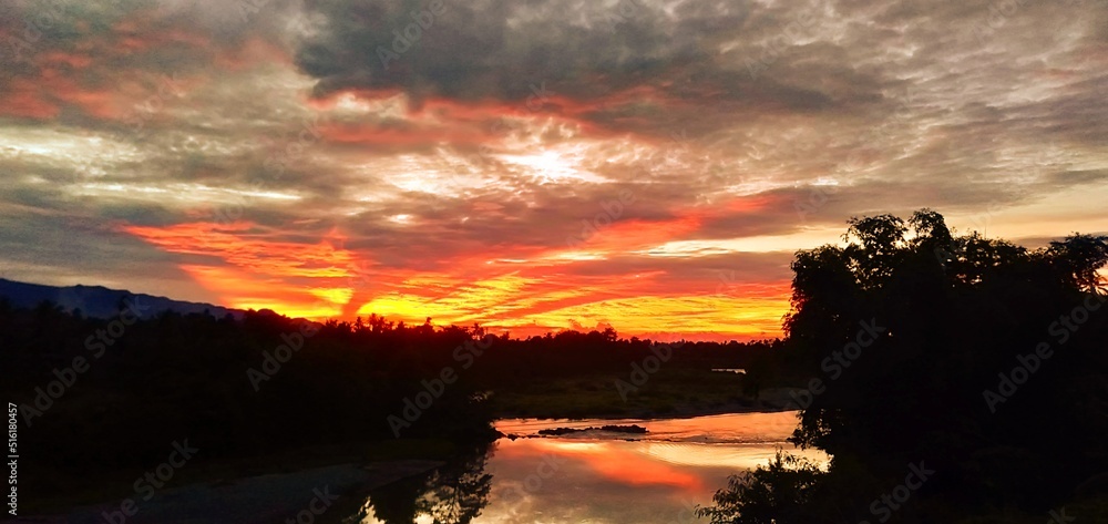 Obraz premium sunset over the river