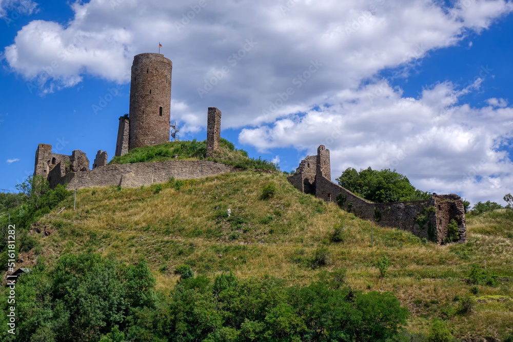 Blick auf die historische Burg in Moneral