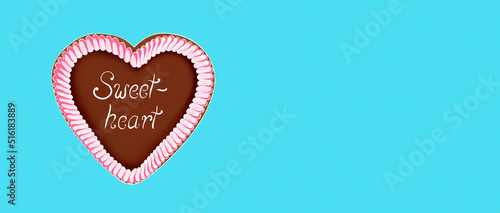 Lebkuchenherz Oktoberfest "Sweetheart" vor blauem Hintergrund
