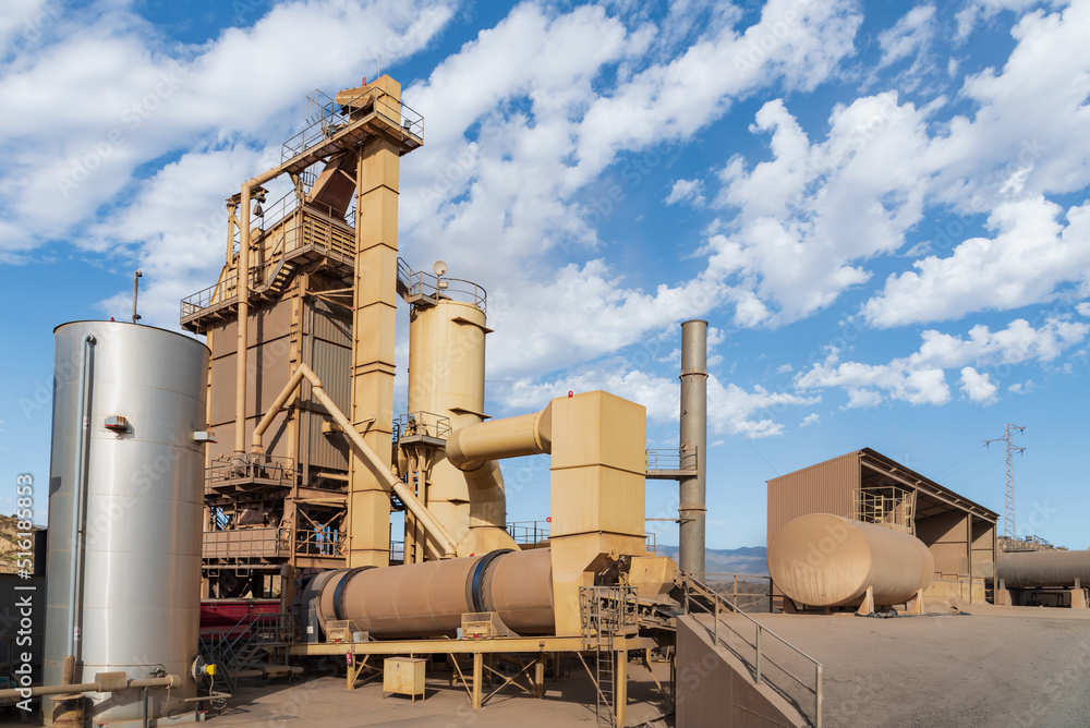 Obraz premium Bitumen processing plant to transform it into asphalt for roads.