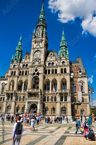 liberec, tschechien - marktplatz mit rathaus