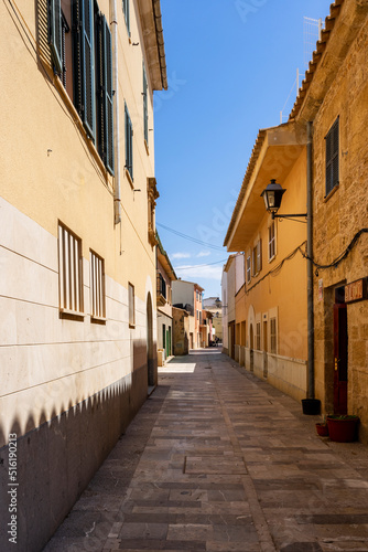 Typowe uliczki w miasteczku Alcudia, Majorka.  Kolorowe fasady miejskich domów.  © Aneta