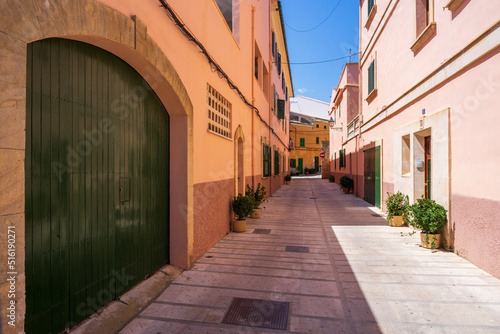 Typowe uliczki w miasteczku Alcudia  Majorka.  Kolorowe fasady miejskich dom  w. 