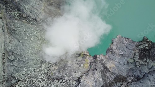 Vue aérienne des gaz sulfureux s'échappant du site minier près du lac de cratère volcanique Kawah Ijen, Indonésie. photo