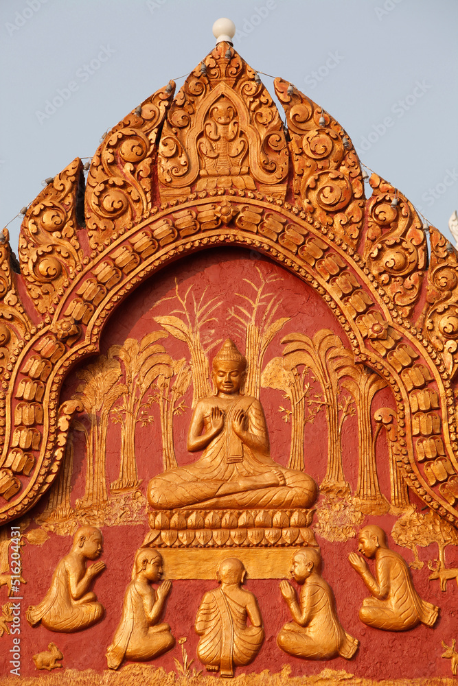 Fototapeta premium Sculpture on Wat Ounalom : Buddha teaching to his disciples