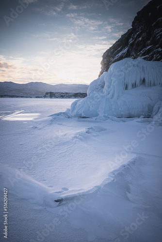 Placas de hielo rotas congeladas al amanecer sobre lago helado