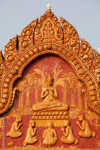 Sculpture on Wat Ounalom : Buddha teaching to his disciples