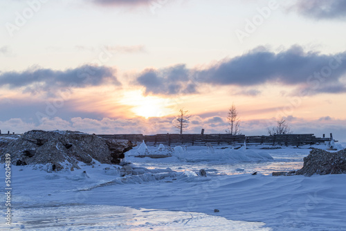 Viejo dique congelado al amanecer sobre lago helado © Néstor Rodan