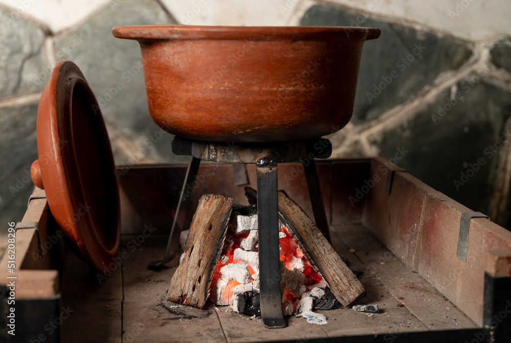 cocinando con leña en olla de barro tradicional Argentina cocinando con leña en olla de barro tradicional Argentina