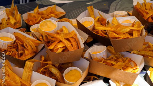 Foto Fried plantain chips with dip sauce