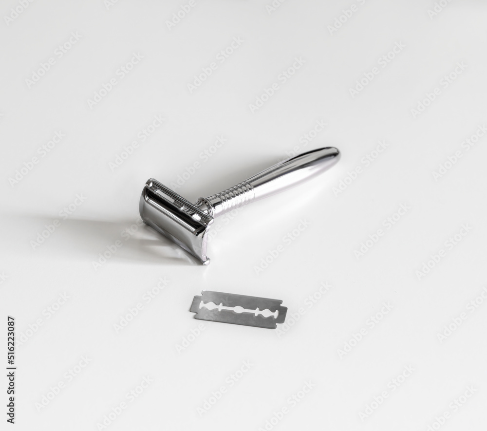 T-shaped metal chrome razor with replaceable blades. A safety razor whose blade is inserted inside and clamped on both sides on a t-shaped razor. T-shaped metal chrome razor with replaceable blades. A safety razor whose blade is inserted inside and clamped on both sides on a t-shaped razor.