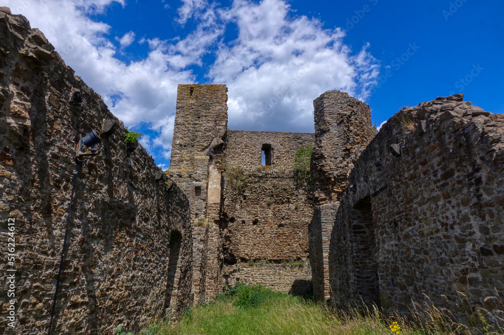 Ansicht einer mittelalterlichen Burgruine in Monreal