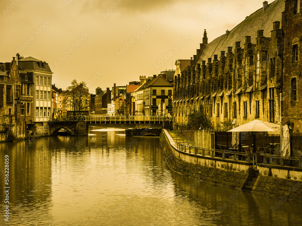 Obraz premium Ghent canal with rows of old tenaments