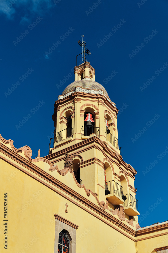 Campanario del convento de la Cruz en el centro historico coloial de queretaro