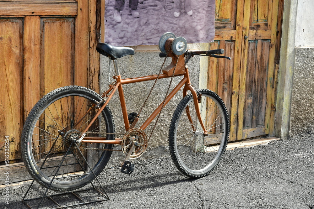 BICICLETA CON UN MECANISMO PARA AFILAR CUCHILLOS BICICLETA CON UN MECANISMO PARA AFILAR CUCHILLOS