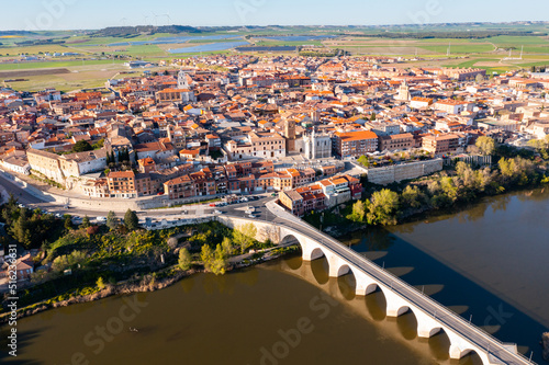 Fototapeta Naklejka Na Ścianę i Meble -  Aerial view on the old stone bridge of Douro river and old town Tordesillas. Spain