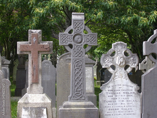 Gräber und Kreuze auf Glasnevin, Irland photo