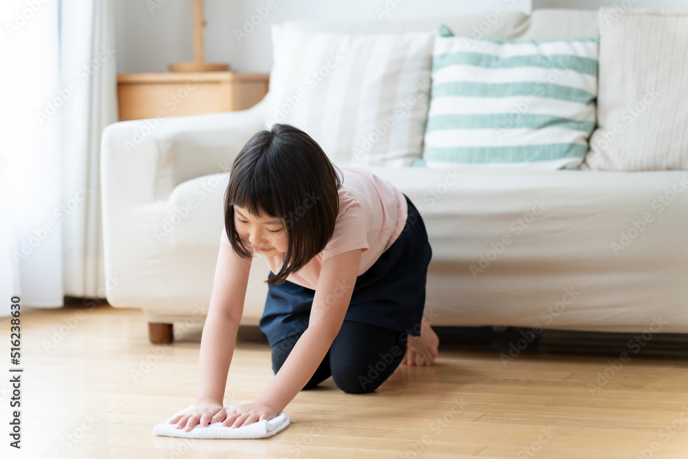 フローリングの拭き掃除をする女の子