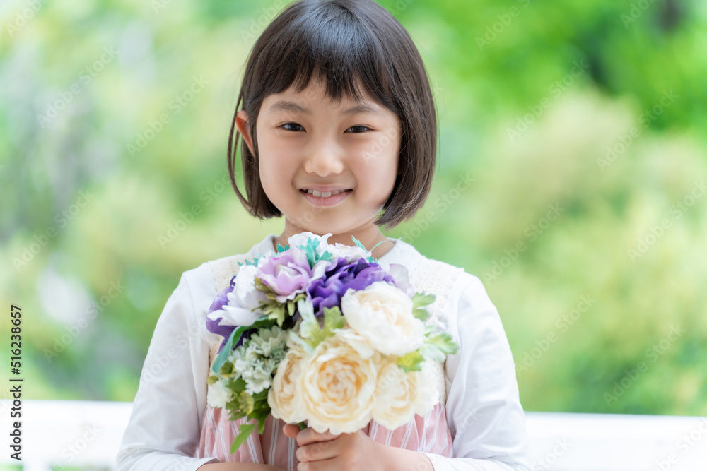 花束を持つ女の子 花束を持つ女の子