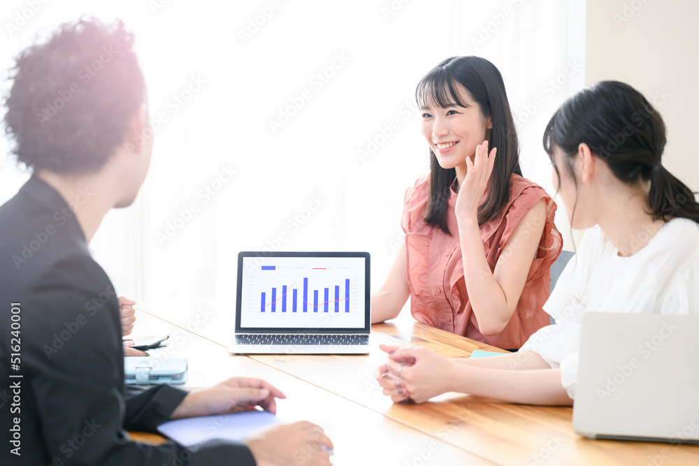 Fototapeta premium メインビジュアルにも！仕事のミーティングの様子