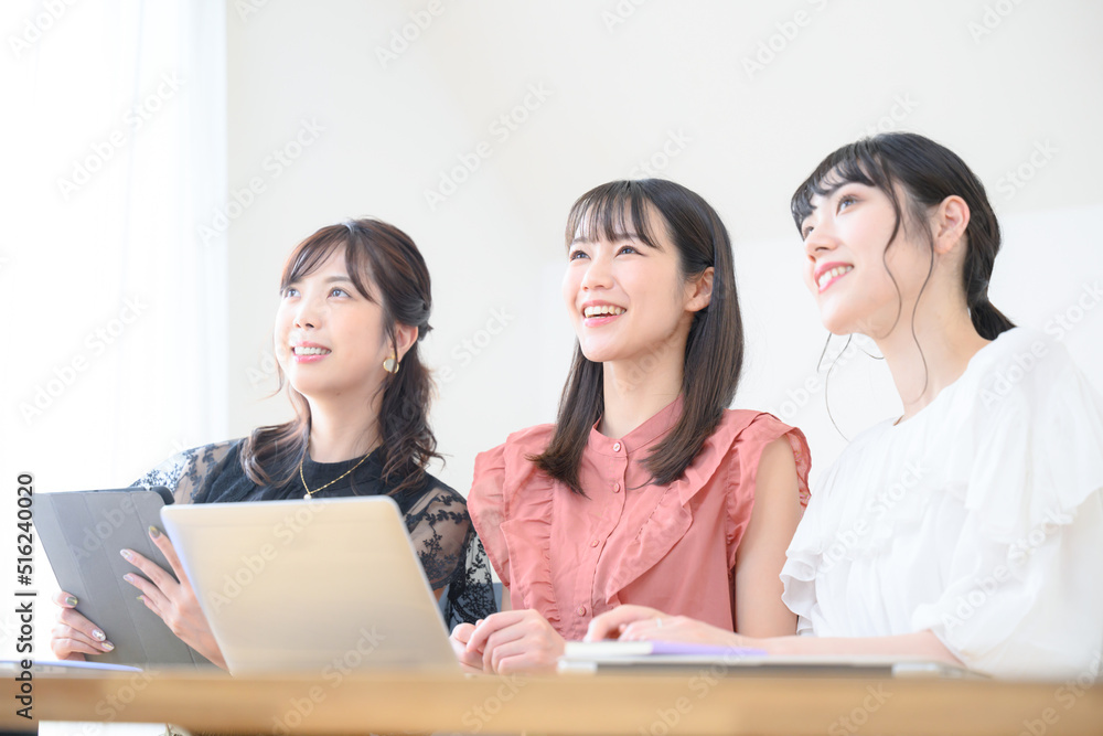 女性の仕事の様子　見上げる　未来や目標