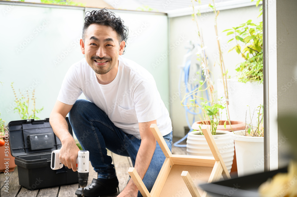 日曜大工をする男性 日曜大工をする男性