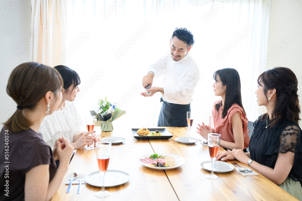 家やレストランでの女子会の様子 家やレストランでの女子会の様子