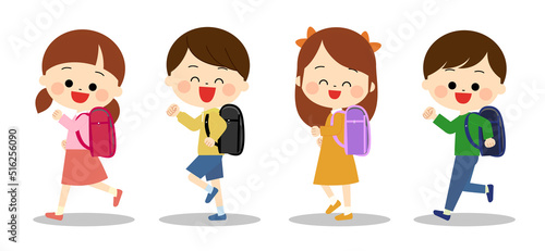 ランドセルを背負って歩く笑顔の子ども達