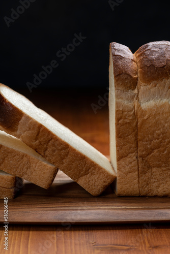 Fototapeta Naklejka Na Ścianę i Meble -  木のテーブルにカットした食パン