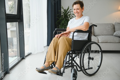 Fotografia middle aged woman sitting on wheelchair