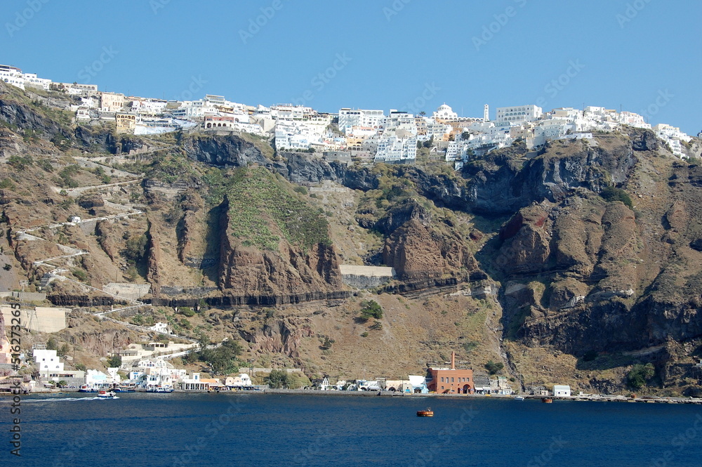 Grèce, Santorin, Fira,  île des cyclades dans la mer Egée avec ses villages blancs à coupoles bleues perchées au sommet des falaises de la caldera volcanique.