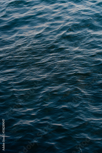深い青の水の波のテクスチャー © mizue