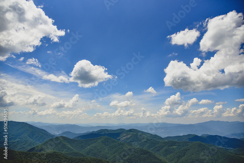 맑은 여름 하늘과 산 © SEULGI CHOI