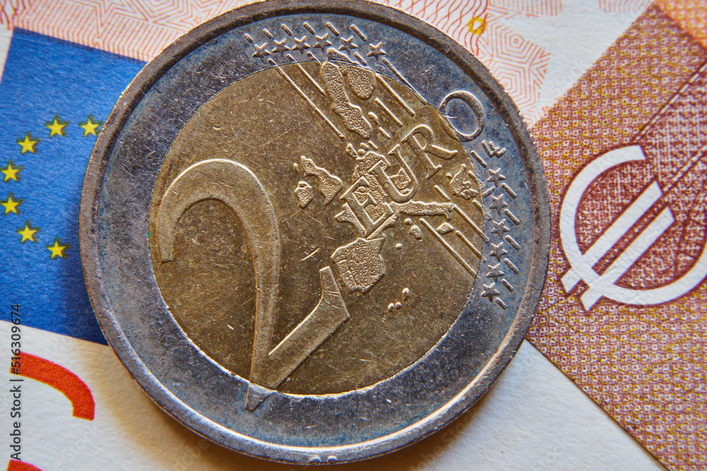 2 euro i banknoty euro w przybliżeniu  - obrazy, fototapety, plakaty 
