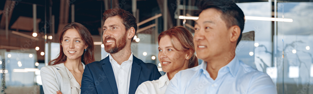 Obraz premium Portrait of business people standing with arms crossed in modern office. High quality photo
