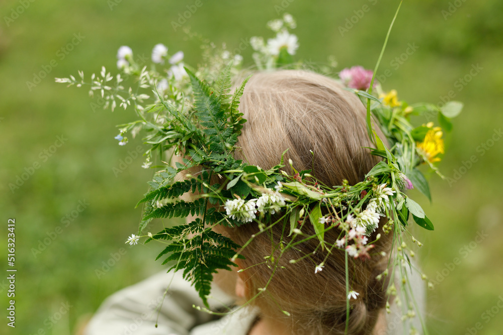 Naklejka premium A wreath on a child's head, unity with nature.