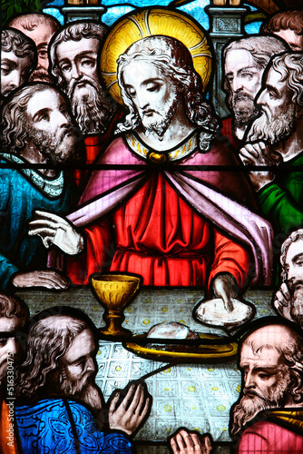 Stained glass window depicting Jesus Chrit's Last Supper