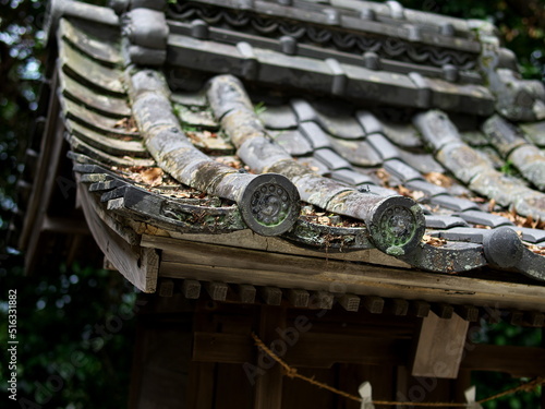 古い神社の社の屋根瓦
